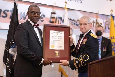 Maj. Gen. Wins receiving MOWW distinguished service award 2022